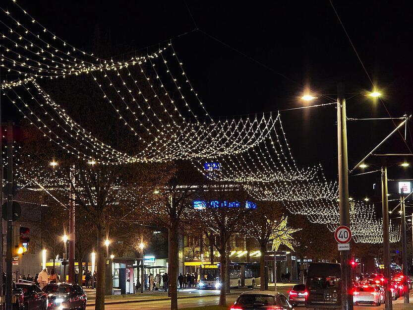 Besonders spektakul&auml;r ist der 380 Meter lange Lichthimmel &uuml;ber der Allee.