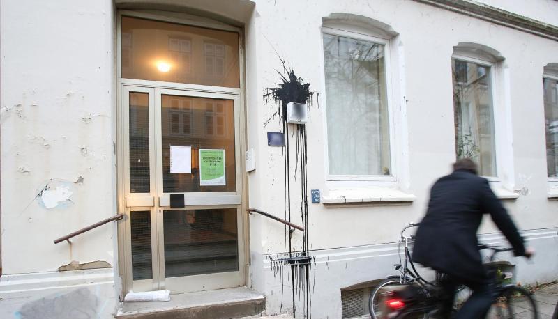 Das Hamburger Wohnhaus von Bundesfinanzminister Olaf Scholz nach der Attacke. Foto. Bodo Marks