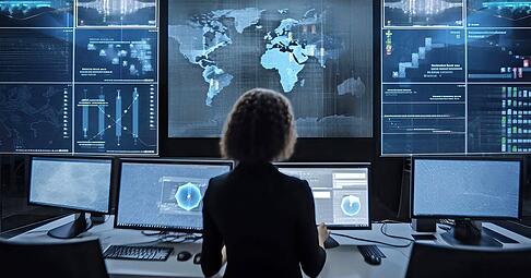 Die Welt auf einen Blick: Fotografieren ist in der Cyber-Zentrale zwar verboten, aber so ungefähr muss man sich die Kontrolleinheit vorstellen.
Foto: gion like/stock.adobe.com