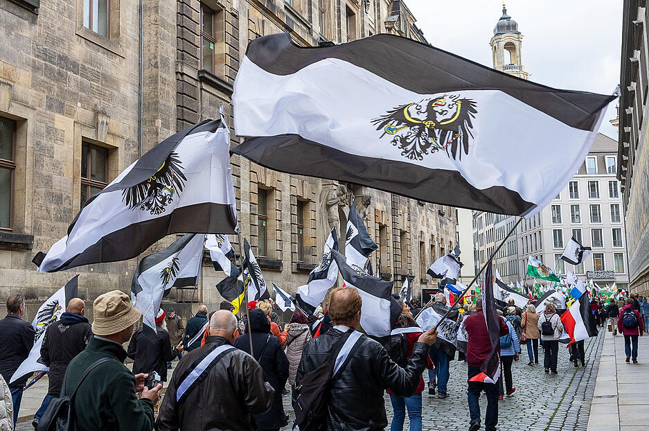 Mehrere hundert Teilnehmer ziehen mit Flaggen vom Königreich Preußen (schwarz-weiß-schwarz mit Adler) im Oktober 2023 durch die Dresdener Innenstadt.