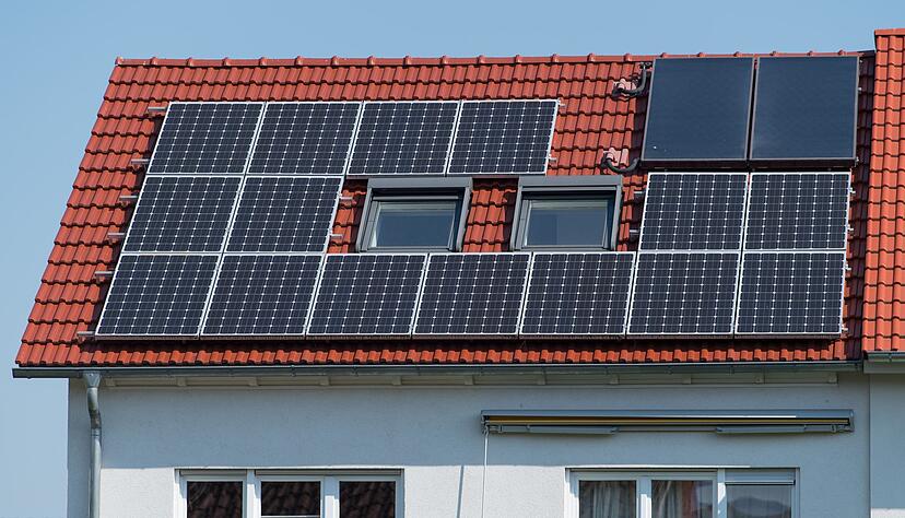 Wer optimal profitieren will, sollte vor der Installation der PV-Anlage darauf achten, in welche Himmelsrichtung das Dach ausgerichtet ist.