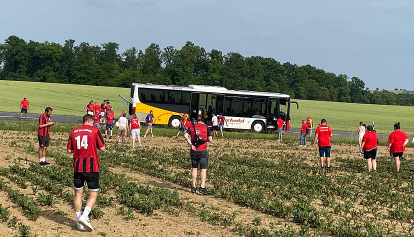 Verrenberger Fans müssen auf offener Strecke aus dem Bus - wegen einer Panne. Foto: privat