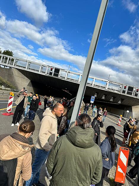 Autofahrer müssen den Tunnel zu Fuß verlassen und gelangen durch Notausgänge ins Freie.