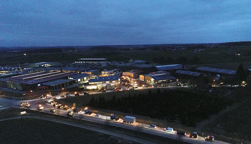 Die Protestierenden versammeln sich am frühen Morgen vor der Geschäftsstelle des Bauernverbands in Übrigshausen − von hier aus brechen sie über Hall nach Fellbach und Crailsheim auf.
Fotos: Götz Greiner
