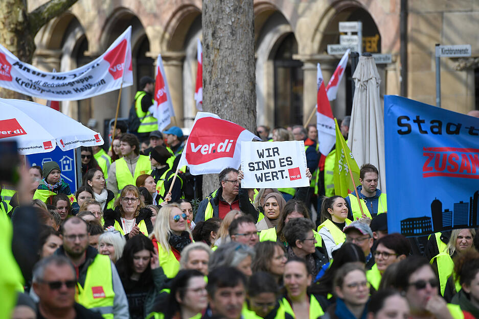 Der Demonstrationszug startete um 10 Uhr auf der Heilbronner Theresienwiese, führte am Hauptbahnhof vorbei in Richtung Marrahaus und endete mit einer Kundgebung auf dem Kiliansplatz. Der Demonstrationszug startete um 10 Uhr auf der Heilbronner Theresienwiese, führte am Hauptbahnhof vorbei in Richtung Marrahaus und endete mit einer Kundgebung auf dem Kiliansplatz.