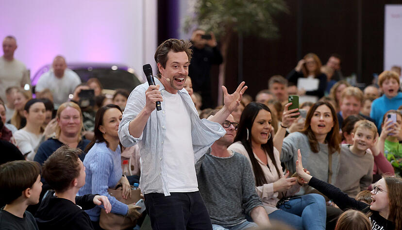 Mittendrin und bestens gelaunt: Tobias Krell alias Checker Tobi kl&auml;rt mit den gro&szlig;en und kleinen G&auml;sten Fragen rund um &bdquo;Mobilit&auml;t und Zukunft&ldquo;.