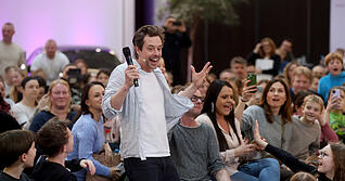 Mittendrin und bestens gelaunt: Tobias Krell alias Checker Tobi kl&auml;rt mit den gro&szlig;en und kleinen G&auml;sten Fragen rund um &bdquo;Mobilit&auml;t und Zukunft&ldquo;.