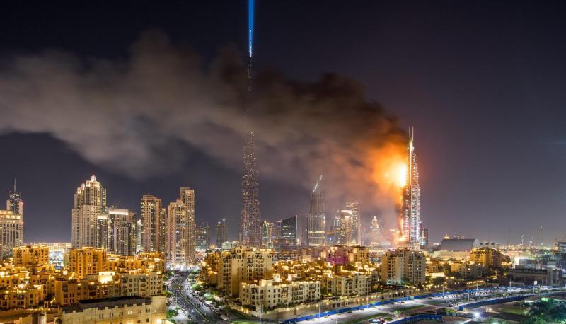 Ein Bild des Schreckens: Das brennende Hochhaus in der Silvesternacht in Dubai. Foto: Nicolas Cornet Ein Bild des Schreckens: Das brennende Hochhaus in der Silvesternacht in Dubai. Foto: Nicolas Cornet