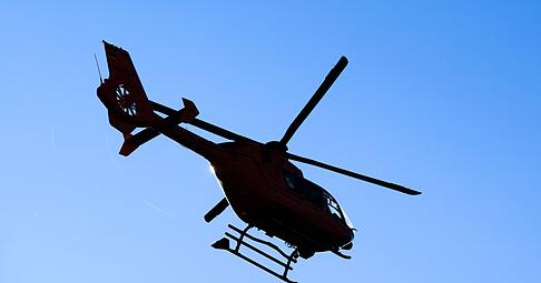 Der Mann wurde mit einem Rettungshubschrauber in eine Klinik geflogen. (Symbolbild)