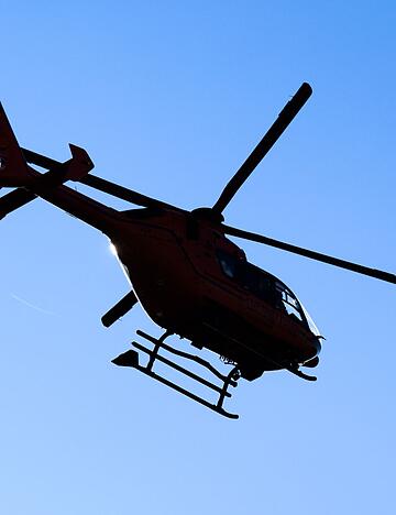 Der Mann wurde mit einem Rettungshubschrauber in eine Klinik geflogen. (Symbolbild)
