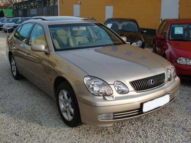 Mit einem solchen Lexus-Modell war der 18-Jährige unterwegs. Mit einem solchen Lexus-Modell war der 18-Jährige unterwegs.