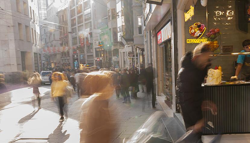 Ermittler vermuteten bisher eine Lebensmittelvergiftung, etwa durch Streetfood.