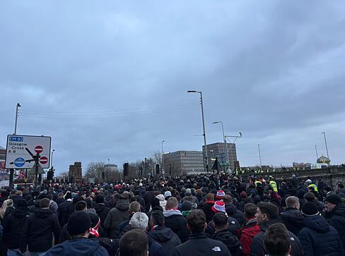 Die Fans des VfB Stuttgart laufen gemeinsam zum Celtic Park. Die Fans des VfB Stuttgart laufen gemeinsam zum Celtic Park.