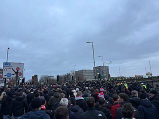 Die Fans des VfB Stuttgart laufen gemeinsam zum Celtic Park.