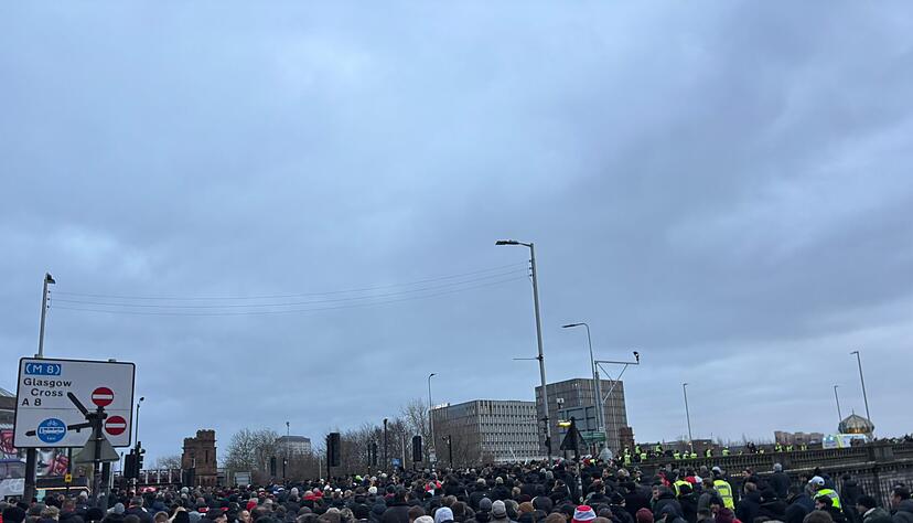 Die Fans des VfB Stuttgart laufen gemeinsam zum Celtic Park.