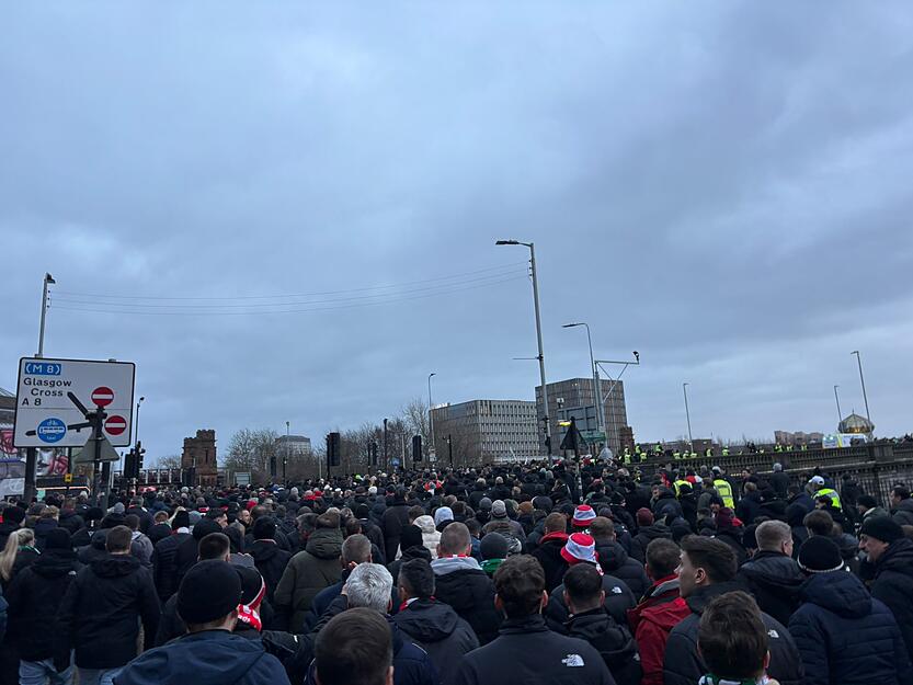 Die Fans des VfB Stuttgart laufen gemeinsam zum Celtic Park.