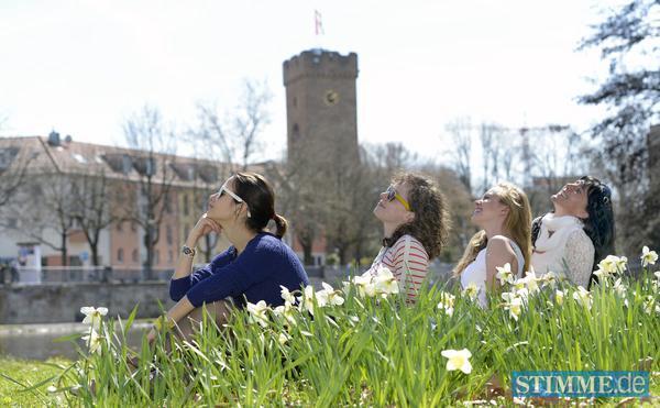 In Heilbronn drängen die Menschen am ersten wirklichen Frühlingswochenende ins Freie In Heilbronn drängen die Menschen am ersten wirklichen Frühlingswochenende ins Freie