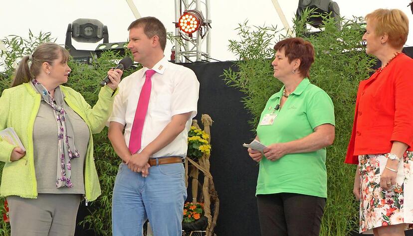 SWR-Moderatorin Elvira Schimanski im Gespr&auml;ch mit OB Thilo Michler, der Kreisvorsitzenden Regina M&uuml;ller und Pr&auml;sidentin Marie-Luise Linckh (v.l.).Foto: Anke Eberle