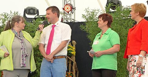 SWR-Moderatorin Elvira Schimanski im Gespr&auml;ch mit OB Thilo Michler, der Kreisvorsitzenden Regina M&uuml;ller und Pr&auml;sidentin Marie-Luise Linckh (v.l.).Foto: Anke Eberle