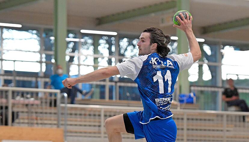 Felix Zeiler im Anflug auf das gegnerische Tor. Zuletzt in Willstätt traf er acht Mal, zuvor gegen die HSG Hanau sogar neun Mal. Vier Tore waren es im ersten Spiel der Aufstiegsrunde zur 2. Liga beim HC Oppenweiler/Backnang.
Foto: Mario Berger Felix Zeiler im Anflug auf das gegnerische Tor. Zuletzt in Willstätt traf er acht Mal, zuvor gegen die HSG Hanau sogar neun Mal. Vier Tore waren es im ersten Spiel der Aufstiegsrunde zur 2. Liga beim HC Oppenweiler/Backnang.
Foto: Mario Berger