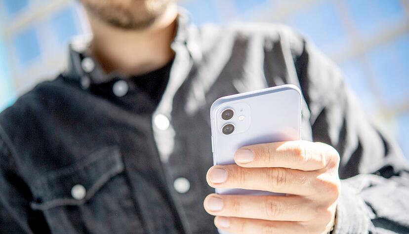 Hoffentlich braucht man so eine Warnung nie. Im Notfall sollte sie aber funktionieren. Deshalb kommt am 8. Dezember 2022 um 11.00 Uhr eine Test-Warnung per Cell Broadcast aufs Smartphone.