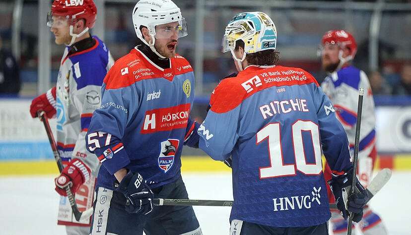 Die Falken-Spieler um Luis Ludin (links) und Nolan Ritchie wurden von den ohrenbet&auml;ubend lauten Protesten der Fans kalt erwischt.