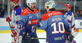 Die Falken-Spieler um Luis Ludin (links) und Nolan Ritchie wurden von den ohrenbet&auml;ubend lauten Protesten der Fans kalt erwischt.