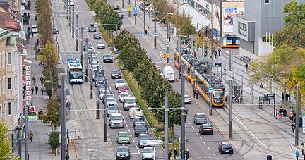 Stadtbahn, Auto, Bus, Radfahrer und Fußgänger: Die Allee in Heilbronn steht für das neue Nebeneinander der verschiedenen Verkehrsträger. Foto: Berger