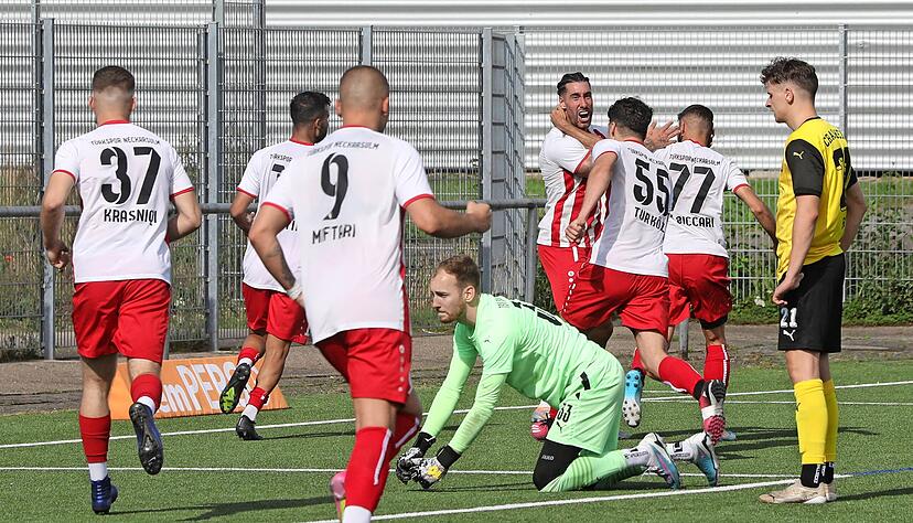 Spät, aber verdient jubelte Türkspor Neckarsulm in Crailsheim über den Siegtreffer zum 2:1. TSV-Keeper Leon Brutzer (grünes Trikot) hielt zuvor überragend.
Foto: Bertok Spät, aber verdient jubelte Türkspor Neckarsulm in Crailsheim über den Siegtreffer zum 2:1. TSV-Keeper Leon Brutzer (grünes Trikot) hielt zuvor überragend.
Foto: Bertok