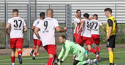 Spät, aber verdient jubelte Türkspor Neckarsulm in Crailsheim über den Siegtreffer zum 2:1. TSV-Keeper Leon Brutzer (grünes Trikot) hielt zuvor überragend.
Foto: Bertok Spät, aber verdient jubelte Türkspor Neckarsulm in Crailsheim über den Siegtreffer zum 2:1. TSV-Keeper Leon Brutzer (grünes Trikot) hielt zuvor überragend.
Foto: Bertok