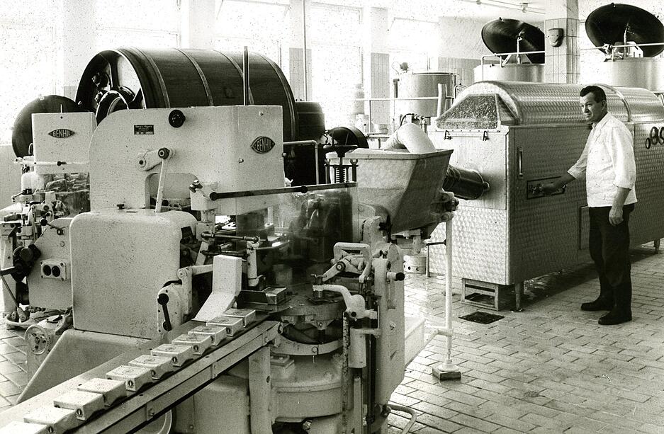 Blick auf die Anlage zur Butterproduktion 1965. Neben der Trinkmilchversorgung wird die Überschussmilch zu Butter und Käse verarbeitet.