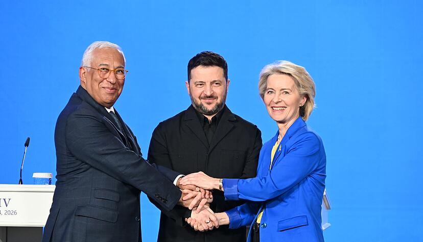 Versprachen dem ukrainischen Pr&auml;sidenten Wolodymyr Selenskyj zum Jahrestag des russischen Angriffskrieges weitere Unterst&uuml;tzung: EU-Kommissionspr&auml;sidentin Ursula von der Leyen (r) und EU-Ratspr&auml;sident Ant&oacute;nio Costa (l).