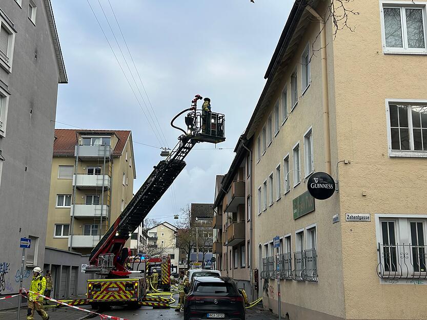 In der Heilbronner Lammgasse kommt es am Freitagmorgen zu einem Dachstuhl-Brand. Zwei Drehleiter sind im Einsatz.