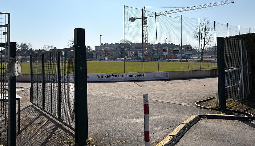 Blick auf einen Fu&szlig;ballplatz im Ortsteil Bruck. Bei einem tragischen Unfall auf dem Sportplatz st&uuml;rzte ein Fu&szlig;balltor vor Beginn eines Spiels auf einen siebenj&auml;hrigen Jungen. Das Kind starb an den Folgen der Verletzung.