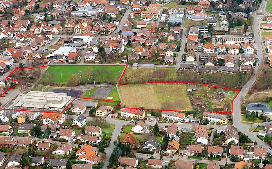Die Umrandung markiert das künftige Bürgerpark-Gelände in Abstatt. Bürger werden in der Planungsphase stark eingebunden und Patenschaften für einzelne Bereich vergeben. Der Bereich des alten Sportplatzes wird als erstes umgestaltet. Aufnahme von Januar 2007. Links im Vordergrund ist die Wildeckhalle, links im Hintergrund ist die Stephanuskirche sichtbar.