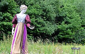 Amicam, die märchenhafte Figur aus Beton, grüßt auf einer naturbelassenen Wiese am Ortseingang. Foto: Veigel Amicam, die märchenhafte Figur aus Beton, grüßt auf einer naturbelassenen Wiese am Ortseingang. Foto: Veigel