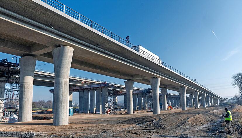 Es ist die erste Etappe beim Querverschub über das Neckartal zwischen Heilbronn und Neckarsulm. Der Verschub der Stahlbrücke über den Neckar steht dann Mitte Februar im Kalender.