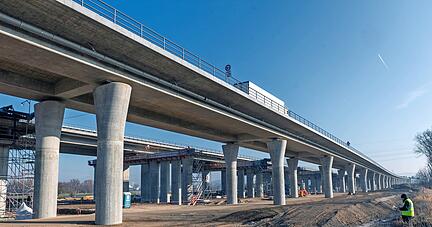 Es ist die erste Etappe beim Querverschub über das Neckartal zwischen Heilbronn und Neckarsulm. Der Verschub der Stahlbrücke über den Neckar steht dann Mitte Februar im Kalender.