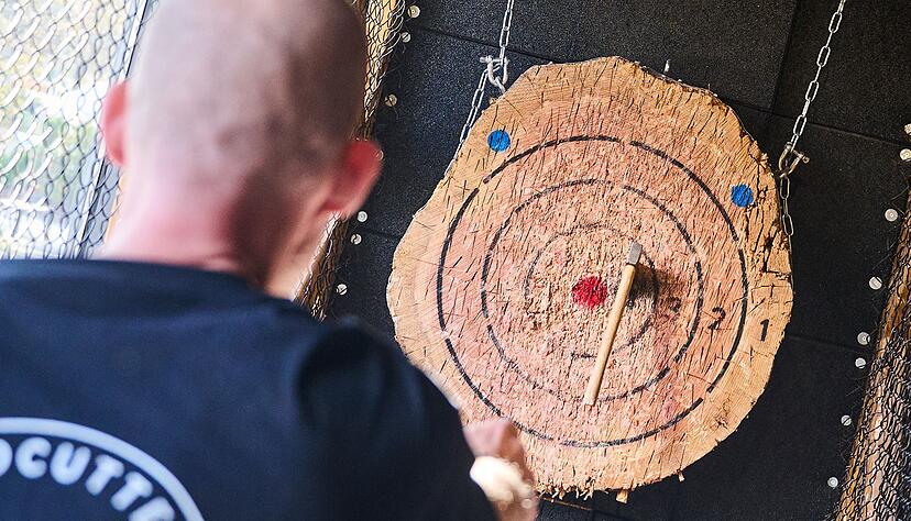 Jim Barker, Axe Master im Wood Cutter Berlin wirft eine Axt. Der Freizeittrend Axtwerfen, Woodcutter aus den USA und Kanada kommt nach Deutschland.