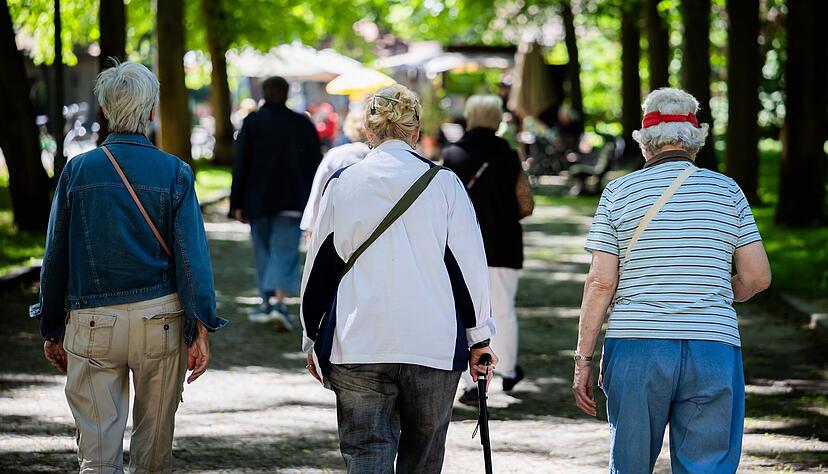 Mittlerweile gibt es in einigen Städten Deutschlands sogenannte Spaziergänge gegen Einsamkeit.