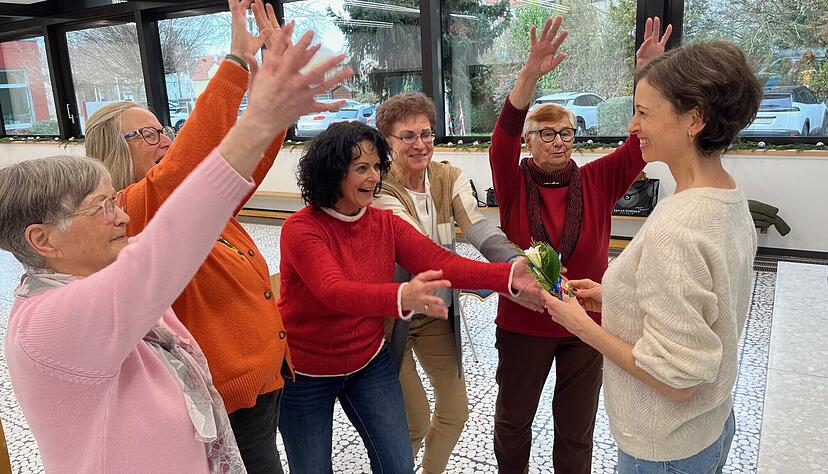 Sogar bei der &Uuml;bergabe des Weihnachtsgeschenks an Martina Spr&ouml;hnle (rechts) wird improvisiert: (von links) Doris Bauch, Viola Kutzner, Heidrun Nesper, Iris Vollmar und Elfriede Mantino.