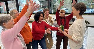 Sogar bei der &Uuml;bergabe des Weihnachtsgeschenks an Martina Spr&ouml;hnle (rechts) wird improvisiert: (von links) Doris Bauch, Viola Kutzner, Heidrun Nesper, Iris Vollmar und Elfriede Mantino.