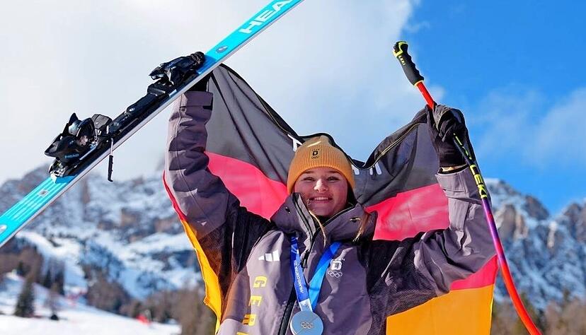 Die deutsche Emma Aicher jubelt mit der Silbermedaille. Sie wurde in der Abfahrt Zweite.