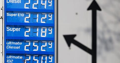 Die Spritpreise steigen in Folge der aktuellen Auseinandersetzung in Nahost auf ein Allzeithoch.