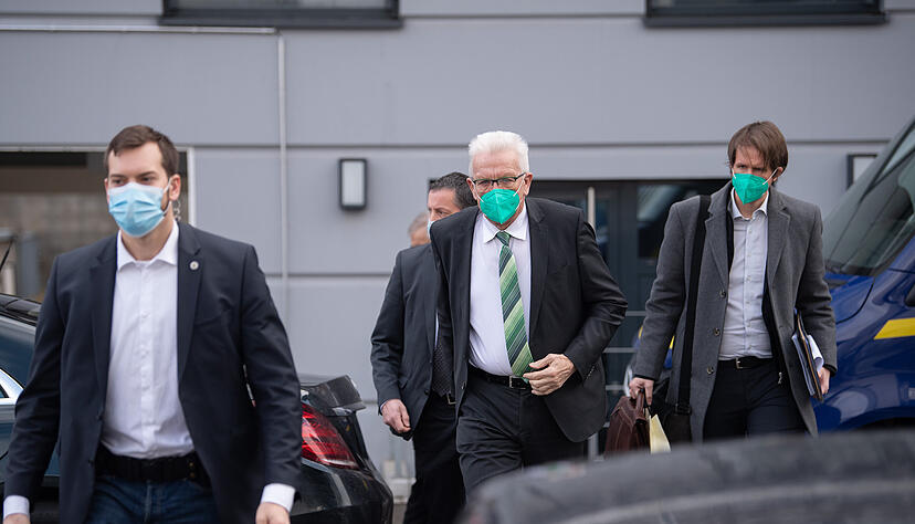Winfried Kretschmann kommt zu Sondierungsgespr&auml;chen nach der Landtagswahl in Baden-W&uuml;rttemberg. Die Gr&uuml;nen f&uuml;hren Gespr&auml;che mit der CDU sowie SPD und FDP.  Foto: dpa