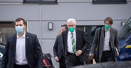 Winfried Kretschmann kommt zu Sondierungsgespr&auml;chen nach der Landtagswahl in Baden-W&uuml;rttemberg. Die Gr&uuml;nen f&uuml;hren Gespr&auml;che mit der CDU sowie SPD und FDP.  Foto: dpa