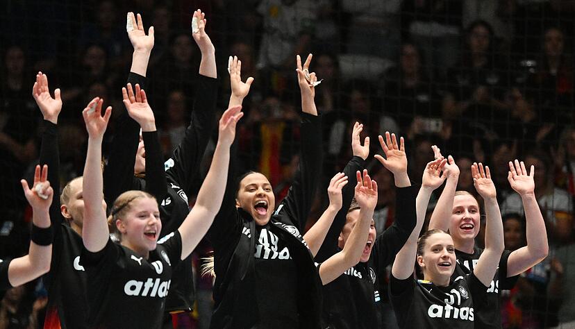Nina Engel, Aimée von Pereira, Alina Grijseels (verdeckt), Alexia Hauf und Jolina Huhnstock (von links) feierten den Hauptrunden-Einzug mit den Fans per La Ola.