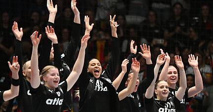 Nina Engel, Aimée von Pereira, Alina Grijseels (verdeckt), Alexia Hauf und Jolina Huhnstock (von links) feierten den Hauptrunden-Einzug mit den Fans per La Ola.