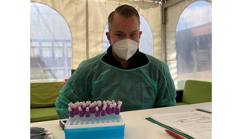 Der Weingartenchef testet: Erwin Gollerthan im Weingarten. Foto: Simon Gajer Der Weingartenchef testet: Erwin Gollerthan im Weingarten. Foto: Simon Gajer