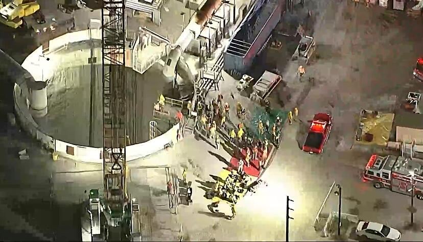 Dutzende Einsatzkr&auml;fte eilten zum Ungl&uuml;cksort, darunter spezialisierte Rettungsteams.